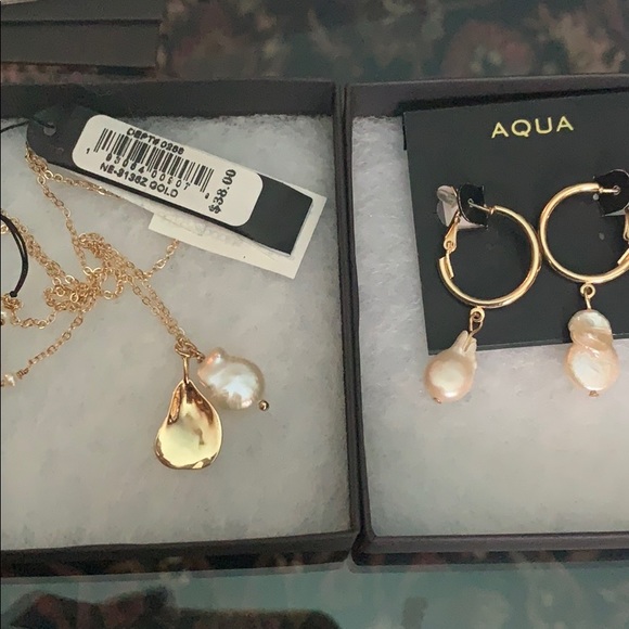 Aqua Bloomingdales pearl set of necklace/earrings - Picture 6 of 8